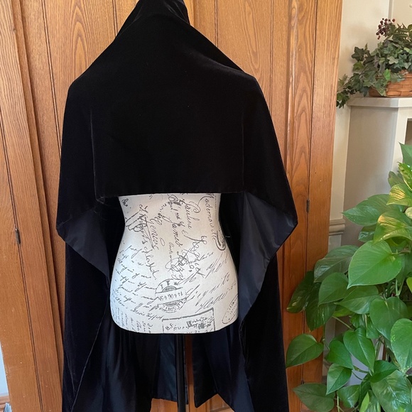 Jessica McClintock velvet shawl NWT - Picture 2 of 4